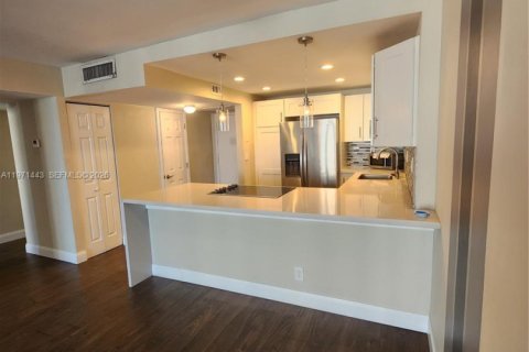 Купить кондоминиум в Халландейл-Бич, Флорида 1 спальня, 85.01м2, № 2032269 - фото 14