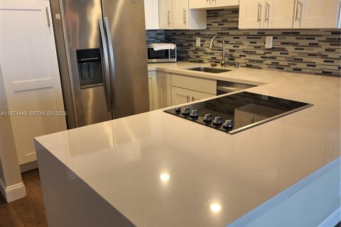 Купить кондоминиум в Халландейл-Бич, Флорида 1 спальня, 85.01м2, № 2032269 - фото 8