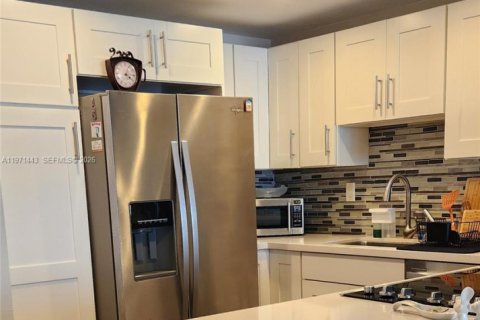 Купить кондоминиум в Халландейл-Бич, Флорида 1 спальня, 85.01м2, № 2032269 - фото 2