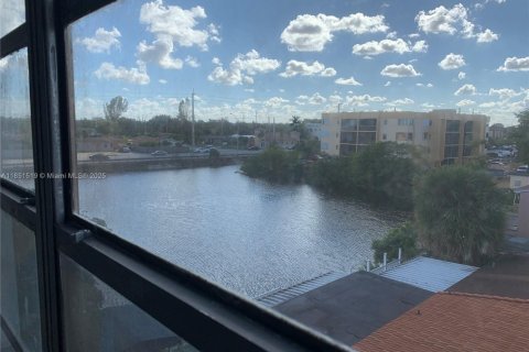 Condo in Hialeah, Florida, 1 bedroom № 1857524 - photo 21