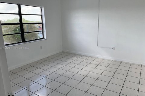 Condo in Hialeah, Florida, 1 bedroom № 1857524 - photo 13