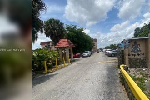 Condo in Hialeah, Florida, 1 bedroom № 1857524 - photo 3