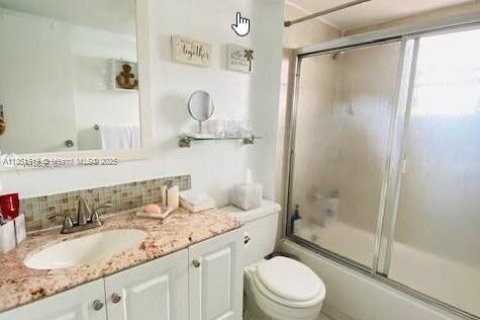 Condo in Hialeah, Florida, 1 bedroom № 1857524 - photo 12
