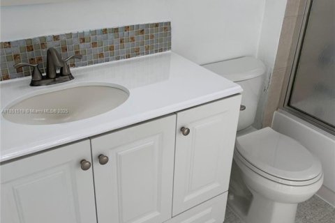 Condo in Hialeah, Florida, 1 bedroom № 1857524 - photo 16