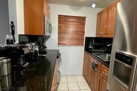 Condo in Hialeah, Florida, 1 bedroom № 1857524 - photo 5