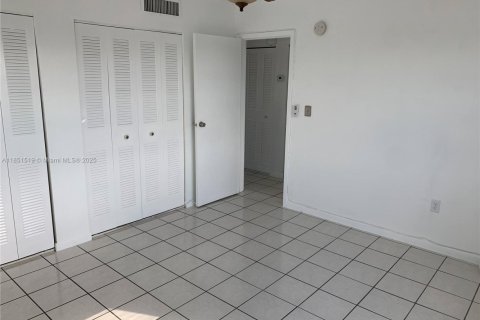 Condo in Hialeah, Florida, 1 bedroom № 1857524 - photo 14