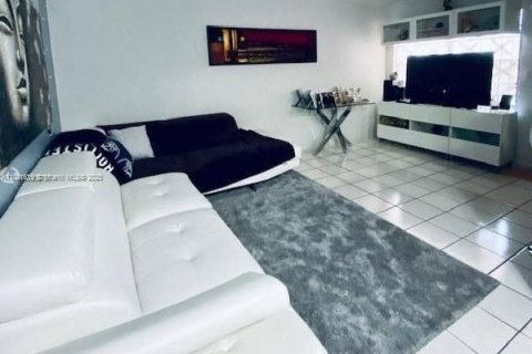 Condo in Hialeah, Florida, 1 bedroom № 1857524 - photo 1