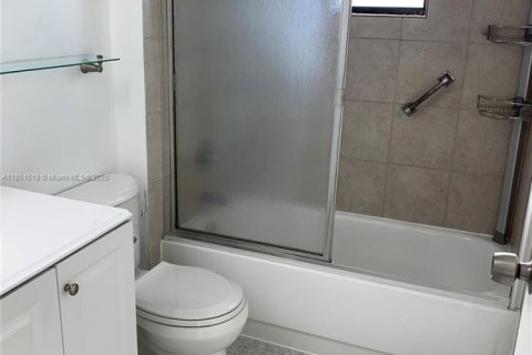 Condo in Hialeah, Florida, 1 bedroom № 1857524 - photo 11