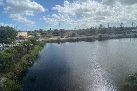 Condo in Hialeah, Florida, 1 bedroom № 1857524 - photo 22