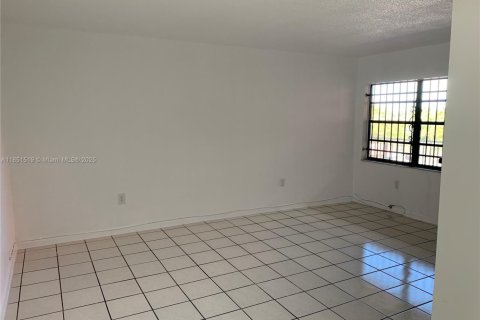 Condo in Hialeah, Florida, 1 bedroom № 1857524 - photo 10