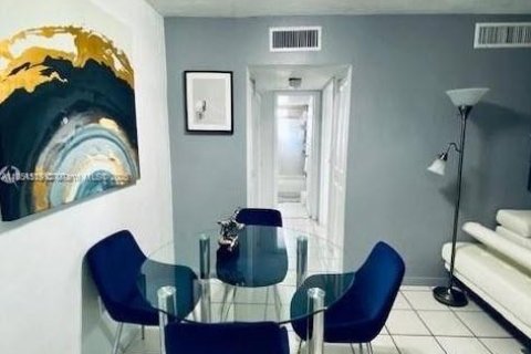 Condo in Hialeah, Florida, 1 bedroom № 1857524 - photo 8