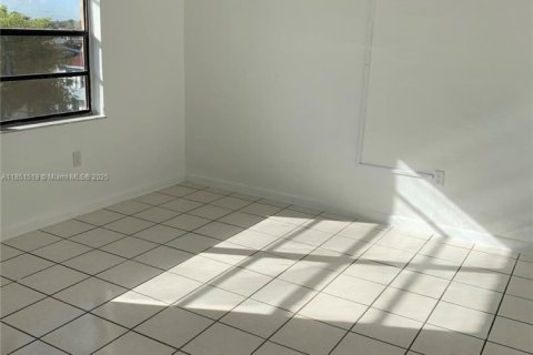 Condo in Hialeah, Florida, 1 bedroom № 1857524 - photo 17