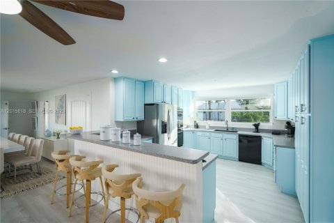 Villa ou maison à louer à St. Lucie, Floride: 6 chambres, 333.52 m2 № 2180716 - photo 4