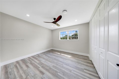 Casa en venta en Miami, Florida, 4 dormitorios, 247.31 m2 № 1891957 - foto 18