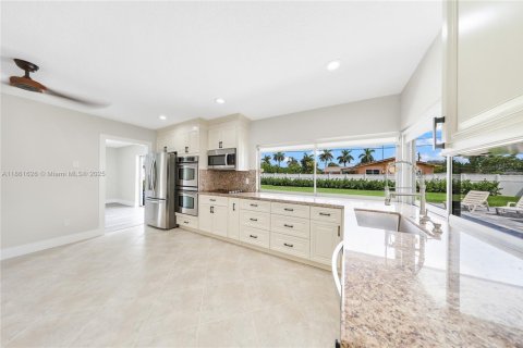Casa en venta en Miami, Florida, 4 dormitorios, 247.31 m2 № 1891957 - foto 14