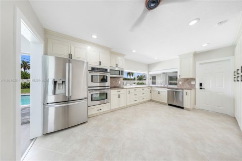 Casa en venta en Miami, Florida, 4 dormitorios, 247.31 m2 № 1891957 - foto 13