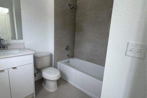 House in Miami, Florida 3 bedrooms № 2069348 - photo 4