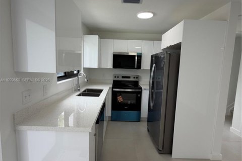 House in Miami, Florida 3 bedrooms № 2069348 - photo 3