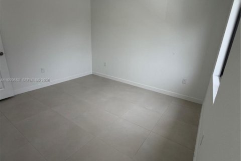 House in Miami, Florida 3 bedrooms № 2069348 - photo 12