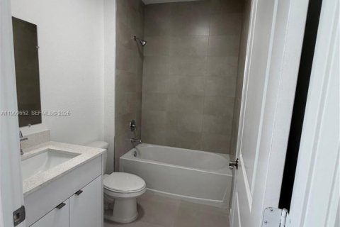House in Miami, Florida 3 bedrooms № 2069348 - photo 5
