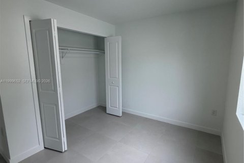 House in Miami, Florida 3 bedrooms № 2069348 - photo 7