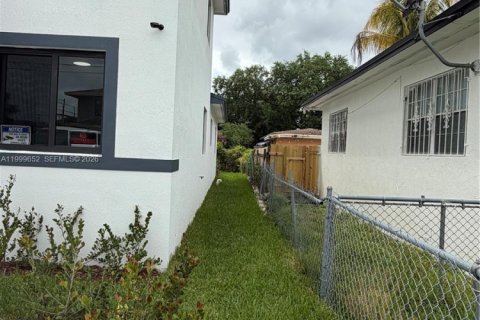 House in Miami, Florida 3 bedrooms № 2069348 - photo 2