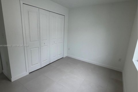 House in Miami, Florida 3 bedrooms № 2069348 - photo 6