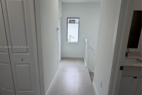 House in Miami, Florida 3 bedrooms № 2069348 - photo 11