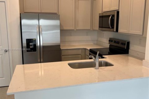 Townhouse in Florida City, Florida 3 bedrooms № 1944100 - photo 3
