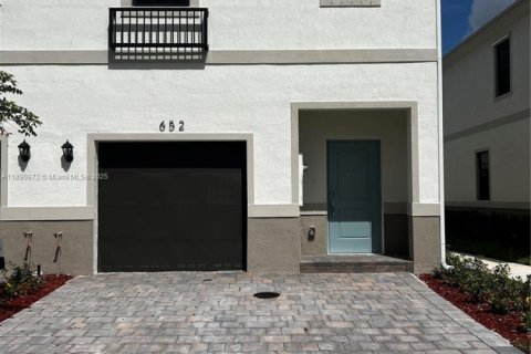 Townhouse in Florida City, Florida 3 bedrooms № 1944100 - photo 1