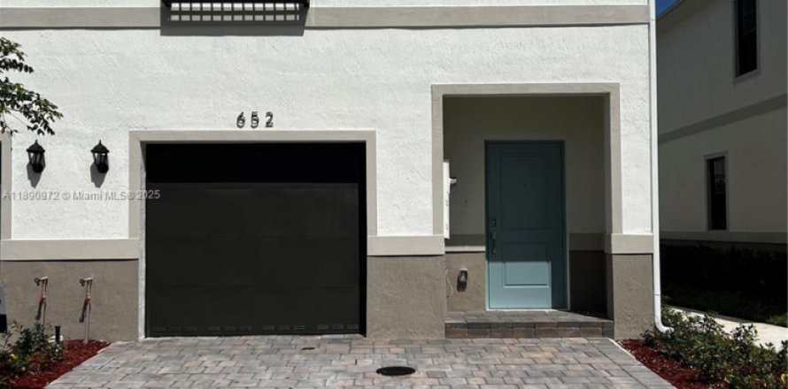 Townhouse in Florida City, Florida 3 bedrooms № 1944100