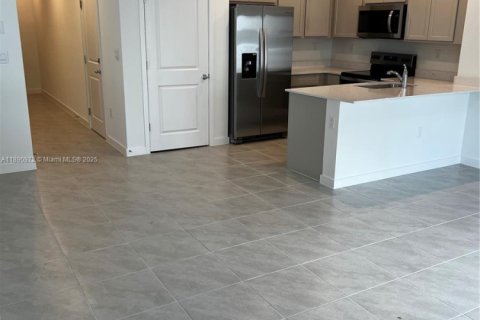 Townhouse in Florida City, Florida 3 bedrooms № 1944100 - photo 4