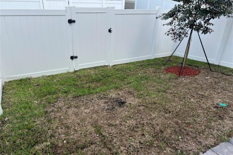 Townhouse in Florida City, Florida 3 bedrooms № 1944100 - photo 6