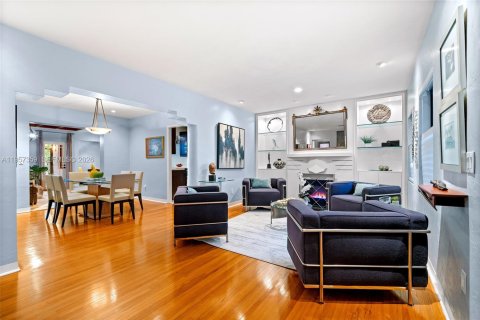 House in Miami Shores, Florida 3 bedrooms, 196.58 sq.m. № 2023891 - photo 5