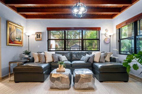 House in Miami Shores, Florida 3 bedrooms, 196.58 sq.m. № 2023891 - photo 7