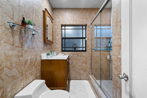 House in Miami Shores, Florida 3 bedrooms, 196.58 sq.m. № 2023891 - photo 13