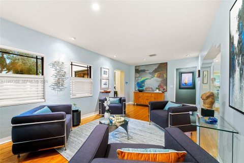 House in Miami Shores, Florida 3 bedrooms, 196.58 sq.m. № 2023891 - photo 25