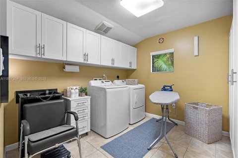 House in Miami Shores, Florida 3 bedrooms, 196.58 sq.m. № 2023891 - photo 14