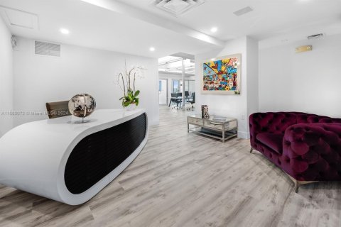 Propiedad comercial en venta en Miami Beach, Florida № 1742022 - foto 1