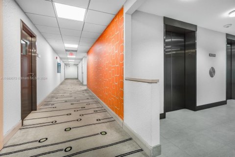 Propiedad comercial en venta en Miami Beach, Florida № 1742022 - foto 11