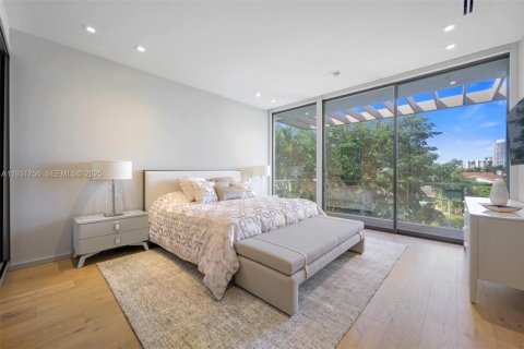 Снять в аренду виллу или дом в Норт-Майами-Бич, Флорида 5 спален, 510.22м2, № 1990666 - фото 29