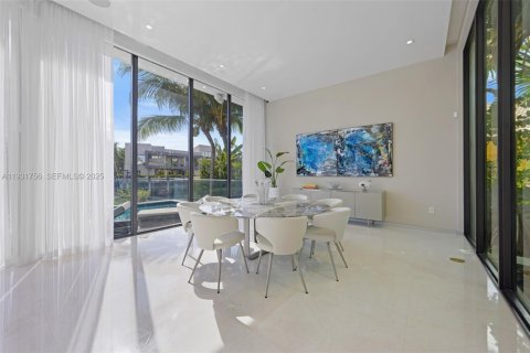 Снять в аренду виллу или дом в Норт-Майами-Бич, Флорида 5 спален, 510.22м2, № 1990666 - фото 11