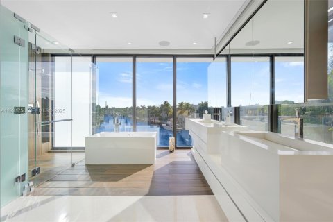 Снять в аренду виллу или дом в Норт-Майами-Бич, Флорида 5 спален, 510.22м2, № 1990666 - фото 23