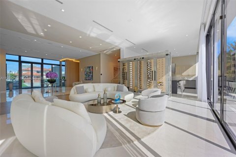 Снять в аренду виллу или дом в Норт-Майами-Бич, Флорида 5 спален, 510.22м2, № 1990666 - фото 9