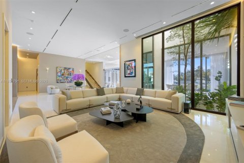 Снять в аренду виллу или дом в Норт-Майами-Бич, Флорида 5 спален, 510.22м2, № 1990666 - фото 6