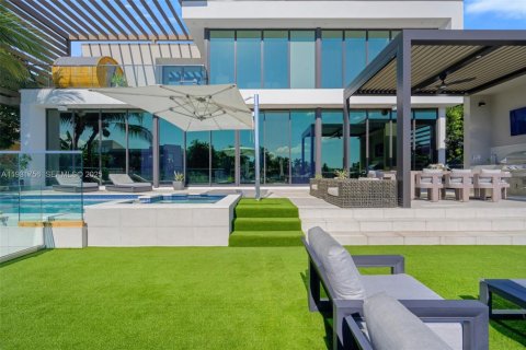 Снять в аренду виллу или дом в Норт-Майами-Бич, Флорида 5 спален, 510.22м2, № 1990666 - фото 3