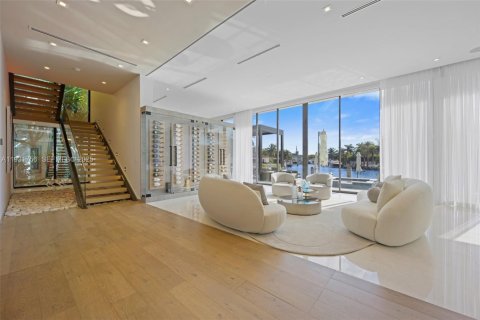 Снять в аренду виллу или дом в Норт-Майами-Бич, Флорида 5 спален, 510.22м2, № 1990666 - фото 17