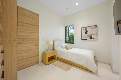 Снять в аренду виллу или дом в Норт-Майами-Бич, Флорида 5 спален, 510.22м2, № 1990666 - фото 16