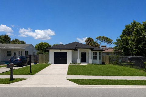 Villa ou maison à West Palm Beach, Floride 3 chambres, 147.99 m2 № 2180328
