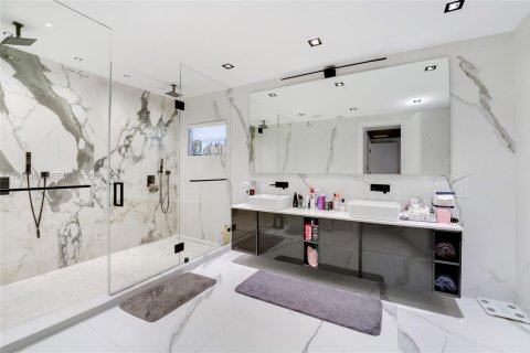 House in Hallandale Beach, Florida 6 bedrooms, 552.68 sq.m. № 2007181 - photo 14